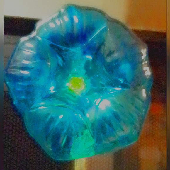 Avon "In The Garden" Suncatcher (Flower and Butterfly) - Picture 4 of 7